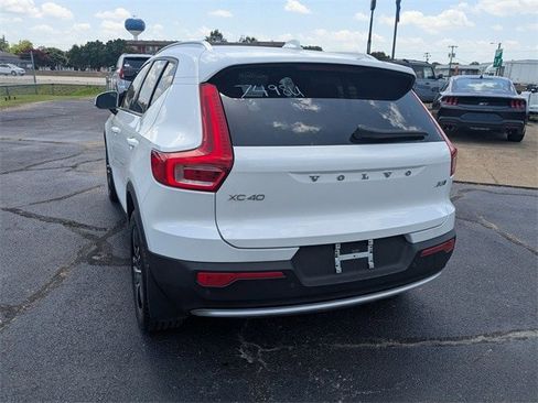 Used 2023 Volvo XC40 B5 Core image 5