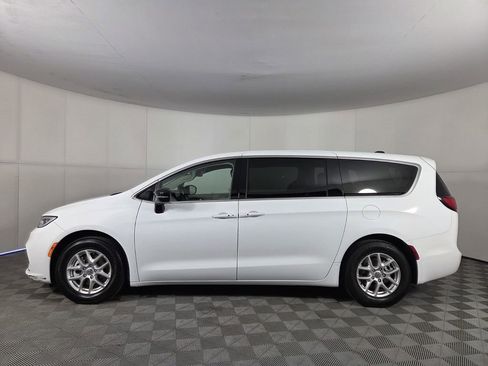 Certified 2024 Chrysler Pacifica Touring-L image 6