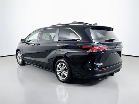 Certified 2022 Toyota Sienna XLE Woodland Edition AWD/4WD image 6