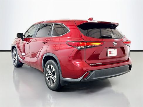 Used 2023 Toyota Highlander XLE image 6