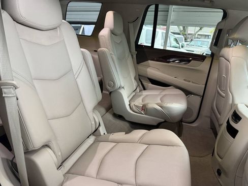 Used 2016 Cadillac Escalade Luxury AWD/4WD image 11