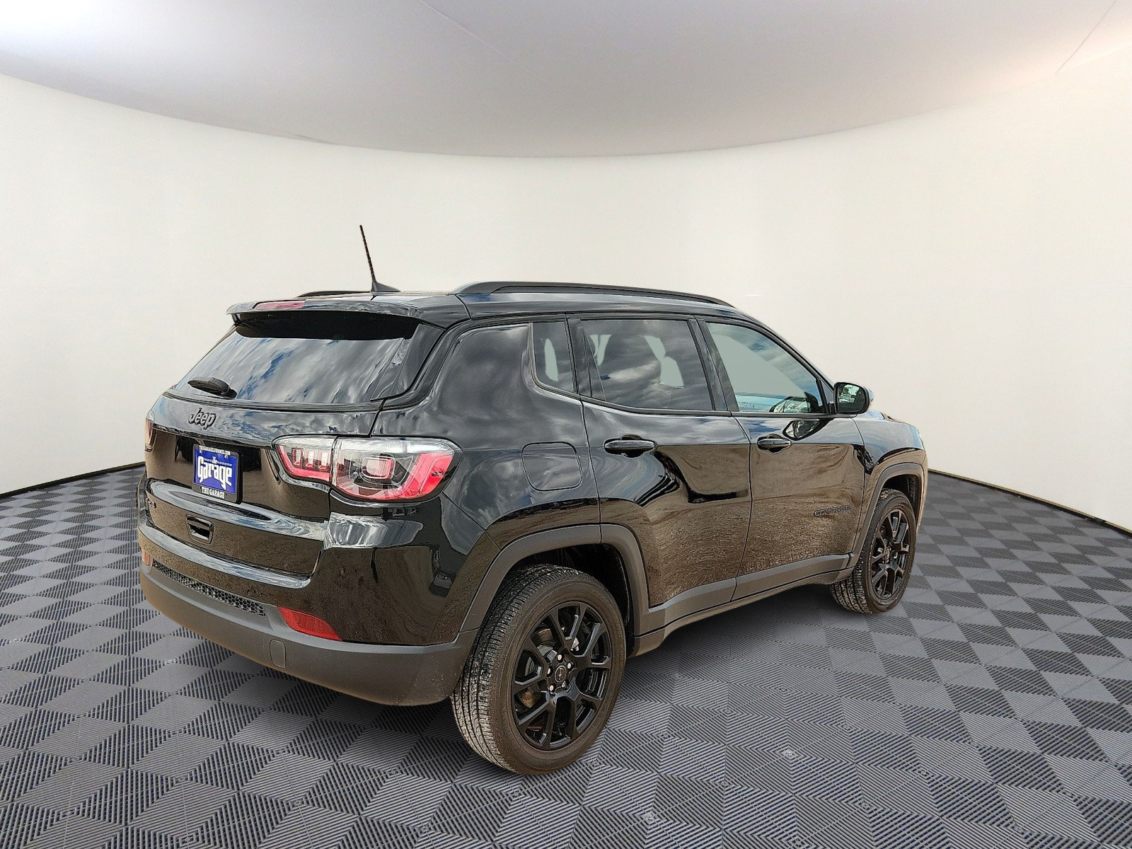 Used 2025 Jeep Compass Latitude w/ Convenience Group AWD/4WD image 4