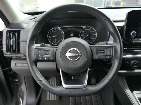 Used 2025 Nissan Pathfinder SV FWD image 18