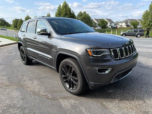 Used 2017 Jeep Grand Cherokee Limited w/ Luxury Group II AWD/4WD image 3