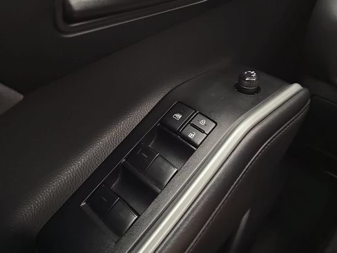 Used 2022 Toyota Highlander LE AWD/4WD image 28
