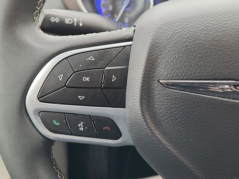 Used 2023 Chrysler Voyager LX image 14