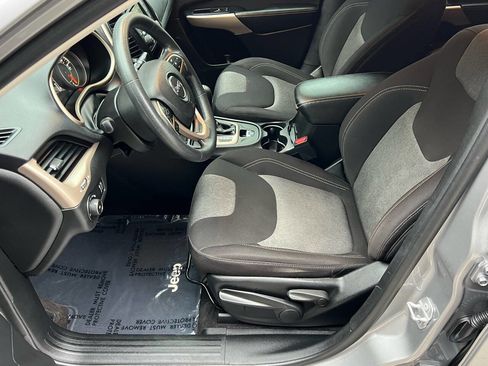 Used 2018 Jeep Cherokee Latitude image 14