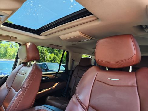 Used 2020 Cadillac Escalade Luxury w/ Escalade Sport Edition AWD/4WD image 12