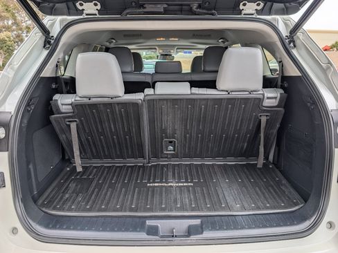Used 2021 Toyota Highlander Limited FWD image 10