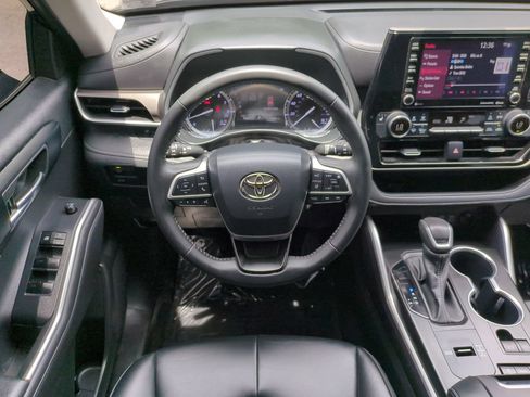 Used 2022 Toyota Highlander XLE FWD image 16