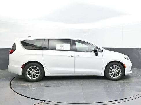 Used 2026 Chrysler Pacifica Limited FWD image 8