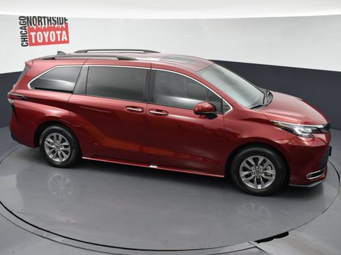 Used 2022 Toyota Sienna XLE FWD image 25