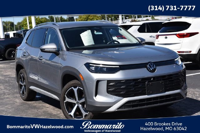 Used 2025 Volkswagen Tiguan SE AWD/4WD image 1