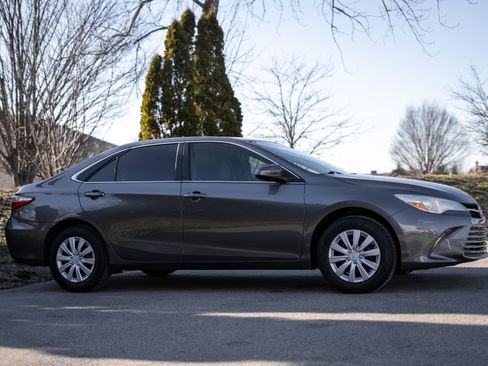 Used 2017 Toyota Camry LE image 4