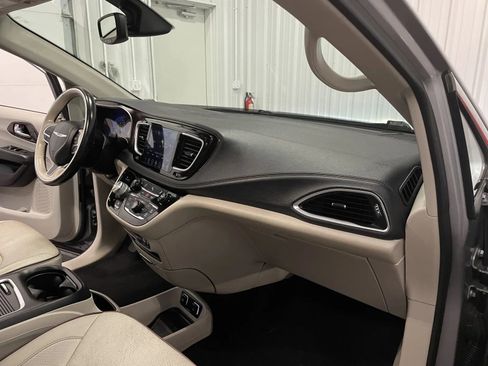 Used 2020 Chrysler Pacifica Limited FWD image 45