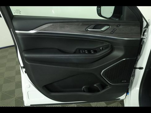 Used 2023 Jeep Grand Cherokee L Overland w/ Luxury Tech Group IV AWD/4WD image 26