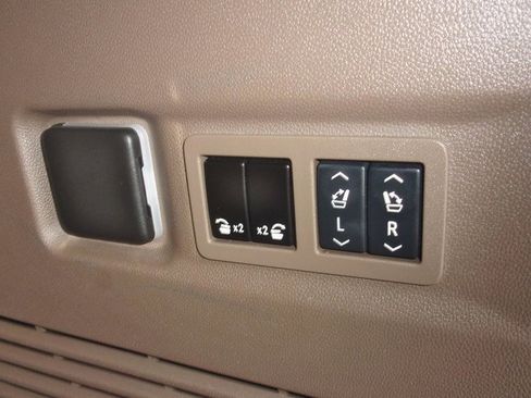 Used 2024 GMC Yukon XL Denali w/ Advanced Technology Package image 39