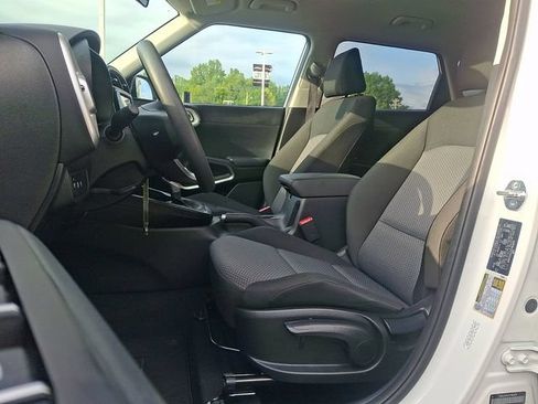 Used 2025 Kia Soul LX w/ LX Technology Package FWD image 13