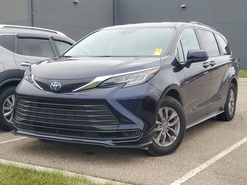 Used 2023 Toyota Sienna LE image 2