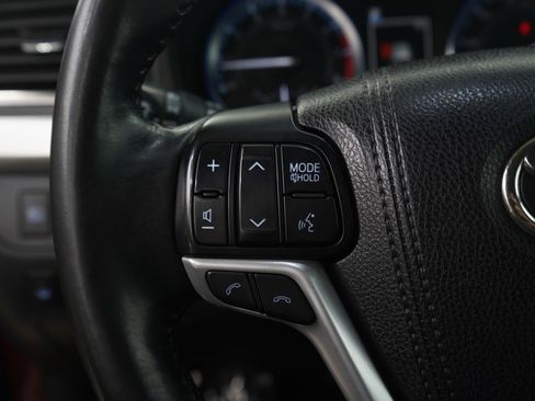 Used 2018 Toyota Highlander XLE image 19