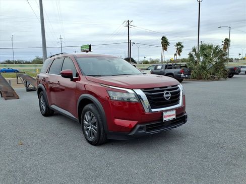 Used 2024 Nissan Pathfinder SV image 2