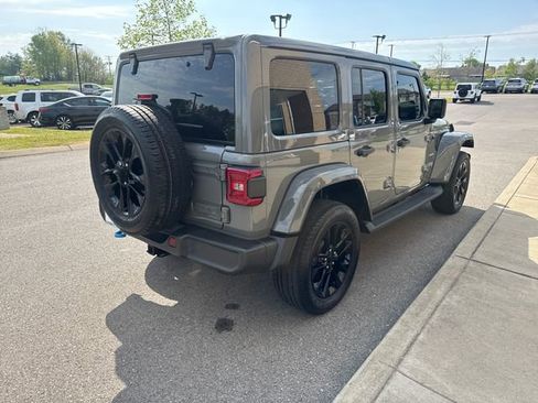 Used 2022 Jeep Wrangler Unlimited Sahara w/ Cold Weather Group AWD/4WD image 4