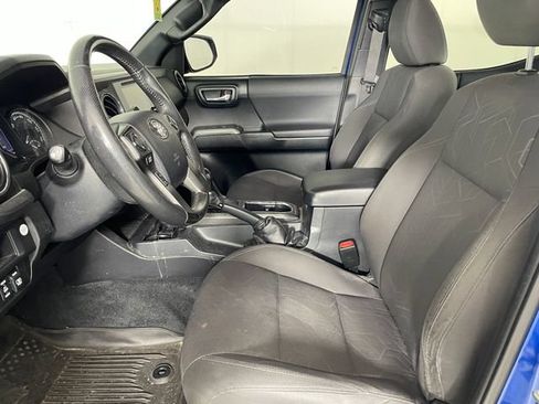 Used 2017 Toyota Tacoma TRD Sport w/ Tow Package (A/T) AWD/4WD image 2