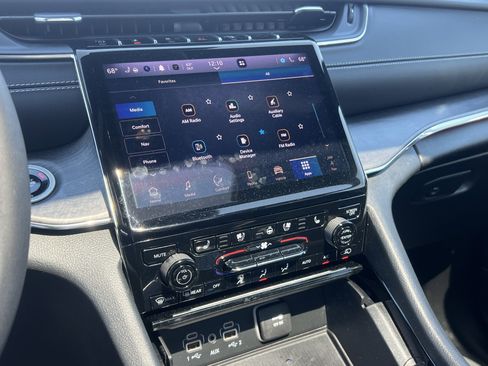 Used 2024 Jeep Grand Cherokee Overland w/ Luxury Tech Group IV image 37