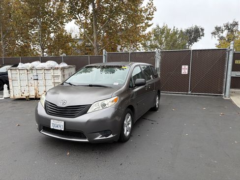 Used 2014 Toyota Sienna L image 41
