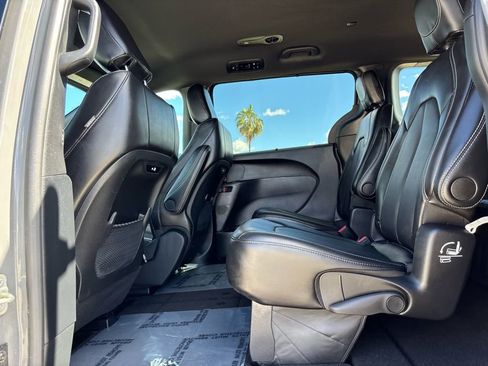 Used 2025 Chrysler Pacifica Select image 19
