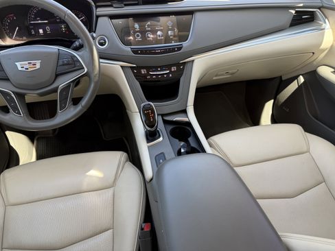 Used 2018 Cadillac XT5 Luxury w/ Driver Awareness Package image 14