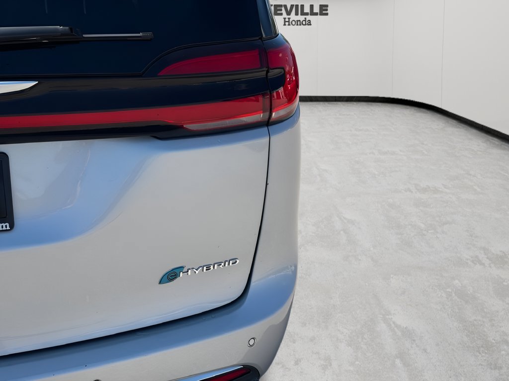 Used 2023 Chrysler Pacifica Touring-L FWD image 8