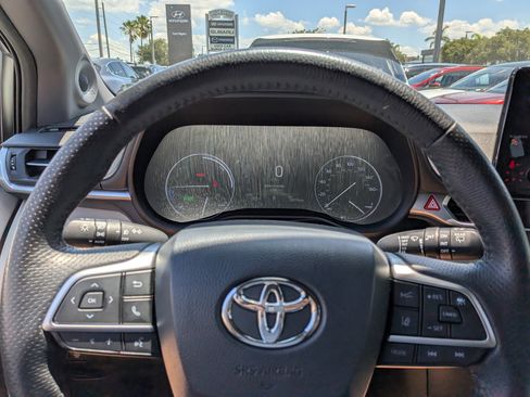 Used 2021 Toyota Sienna Limited FWD image 29