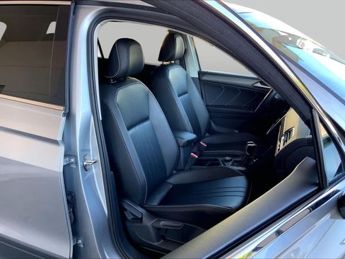 Used 2024 Volkswagen Tiguan SE AWD/4WD image 9