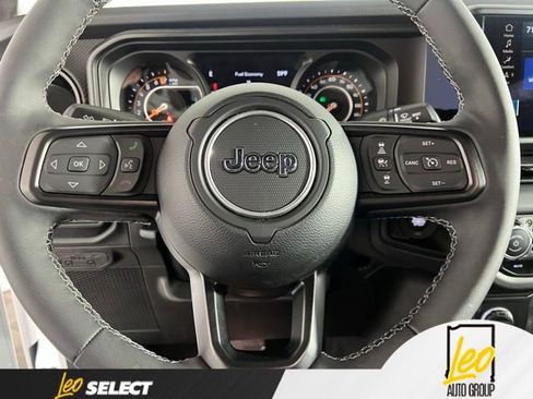 Used 2025 Jeep Gladiator Rubicon AWD/4WD image 16