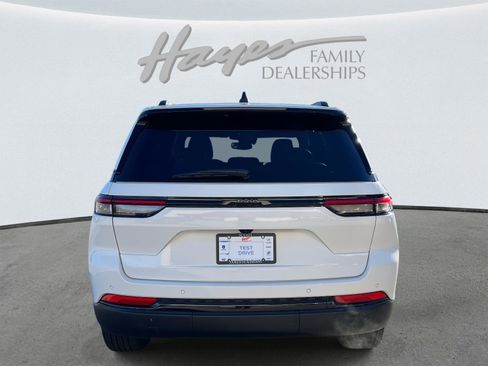 Used 2024 Jeep Grand Cherokee Altitude image 7