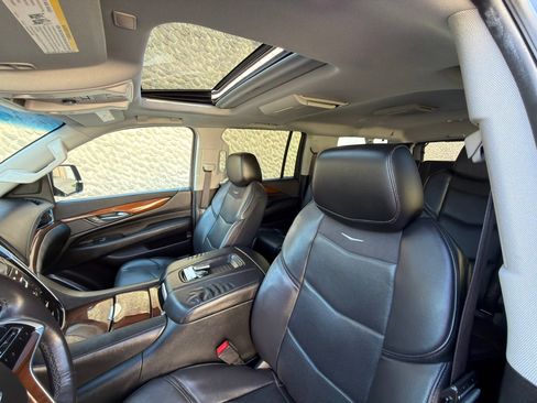 Used 2018 Cadillac Escalade ESV Luxury AWD/4WD image 14
