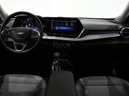 Used 2025 Chevrolet Trax LT w/ LT Convenience Package FWD image 8