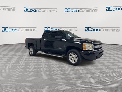 Used 2011 Chevrolet Silverado 1500 LS w/ LPO, Chrome Package RWD image 2