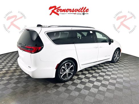 New 2026 Chrysler Pacifica Pinnacle image 7