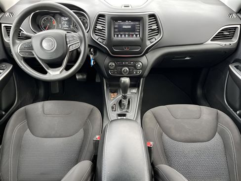 Used 2019 Jeep Cherokee Latitude w/ Popular Appearance Group FWD image 9