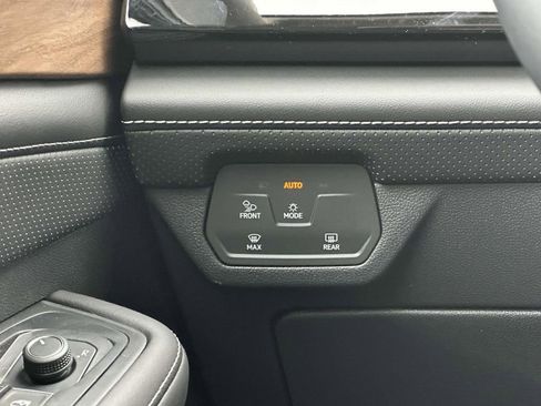 Used 2025 Volkswagen Atlas SE image 7