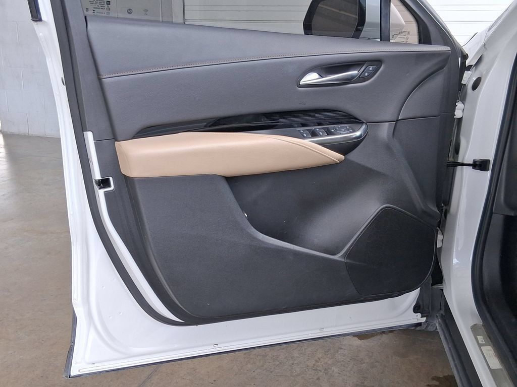Used 2024 Cadillac XT4 Luxury w/ LPO, Floor Liner Package FWD image 17