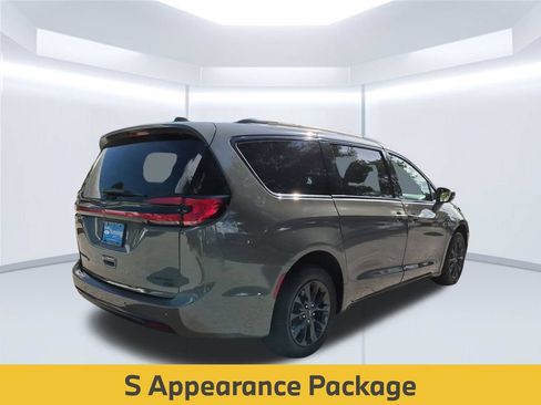 Used 2021 Chrysler Pacifica Limited w/ S Appearance Package AWD/4WD image 6