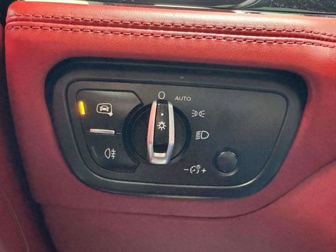Used 2018 Bentley Bentayga AWD/4WD image 30