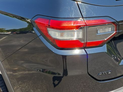 Used 2025 Honda Pilot TrailSport image 36