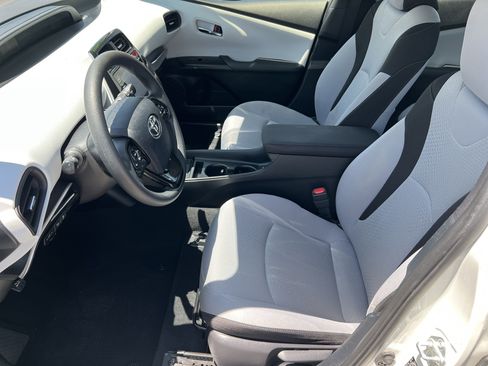 Used 2020 Toyota Prius LE image 19