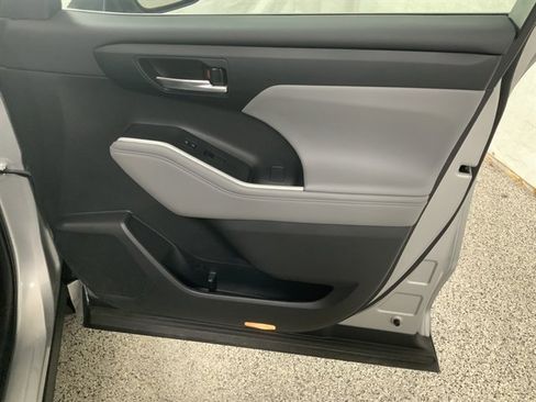 Used 2022 Toyota Highlander XLE image 18