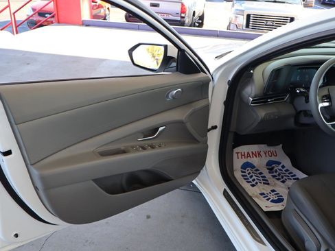 Used 2025 Hyundai Elantra SE image 12