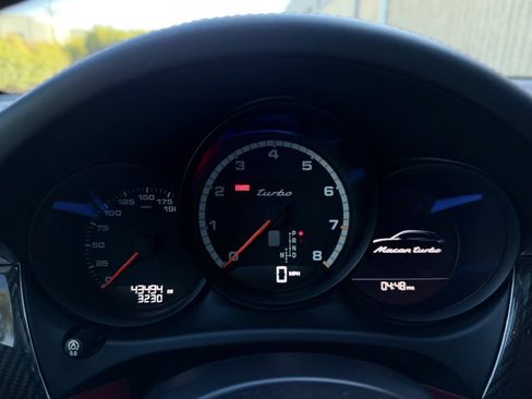 Used 2018 Porsche Macan Turbo AWD/4WD image 16